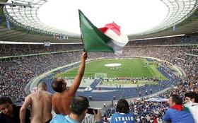 Aficionados italianos celebran la victoria de su selección en la Copa Mundial de Fútbol. (AP)