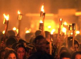 Una 'marcha de las antorchas'. ¿Puede fiarse el gobierno de una fidelidad casi absoluta? (AP)