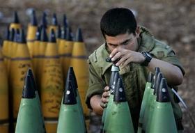 Un soldado israelí alista armas de artillería