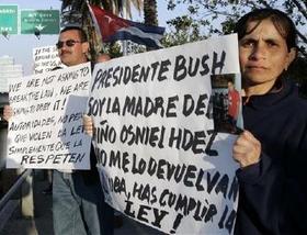 Protesta de exiliados contra la devolución a la Isla de los 'balseros del puente'