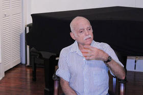 El teatrista y escritor cubano Héctor Santiago