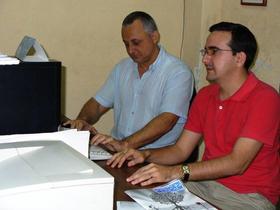 Trabajando en un nuevo número de Espacio Laical. En primer plano Lenier González, al fondo Roberto Veiga