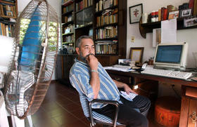 El escritor Leonardo Padura, en su casa de La Habana. (AP)