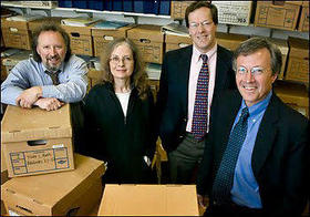 De izquierda a derecha, Peter Kornbluh, Joyce Battle, Malcolm Byrne y Tom Blanton, miembros del Archivo de Seguridad Nacional (photo de Kevin Clark/“Washington Post”)