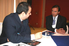 Jorge Quiroga (dcha.), ex presidente de Bolivia, y Yaxys Cires, uno de los entrevistadores. (CE)