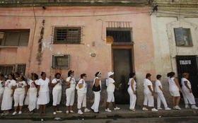 Caminata de las Damas de Blanco por las calles de La Habana, el 10 de diciembre de 2008. (REUTERS)