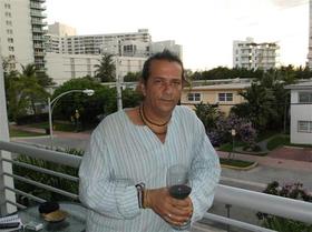 El escritor cubano residente en la Isla Arístides Vega Chapú