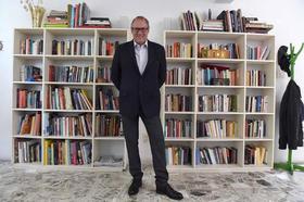 El historiador Rafael Rojas en su casa en la ciudad de México. (Fotografía de Rodolfo Valtierra)