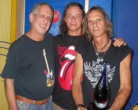 Guillermo Vilar, Humberto Manduley y Andrés Paschalides, en el momento de recibir este último el premio del Salón de la Fama del Rock Cubano Underground. El Guille Vilar escribió durante los primeros 80 la sección “Entrecuerdas” de la publicación cultural El Caimán Barbudo. Humberto Manduley es el escritor del libro El Rock en Cuba