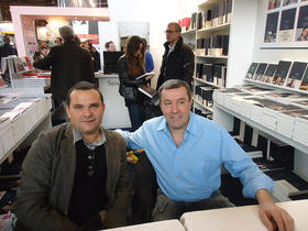 William Navarrete y el escritor francés Nan Aurousseau en el stand de Stock en el Salón del Libro de París, 2013