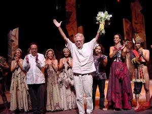 Antón Arrufat ovacionado por el público durante la presentación de su obra teatral Los Siete contra Tebas, en octubre de 2007 en La Habana