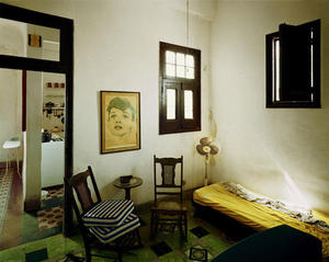 El cuarto del escritor Antón Arrufat en La Habana, fotografiado por Andre Moore, de su colección Cuba (1998-2002)