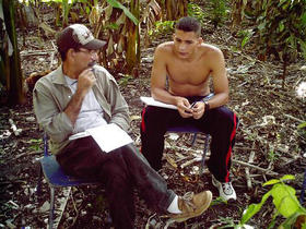 Eliécer Ávila (dcha.), estudiante de la Universidad de Ciencias Informáticas, durante la entrevista en Puerto Padre, Las Tunas