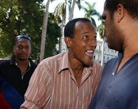 Fanáticos cubanos discutiendo acaloradamente sobre béisbol en La Habana, en esta foto de archivo