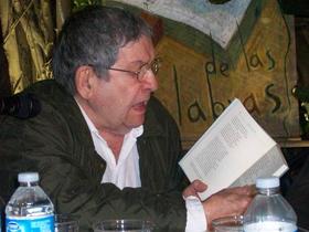 El poeta, narrador y dramaturgo José Triana, durante una presentación en Miami, en la tertulia literaria La Otra Esquina de las Palabras