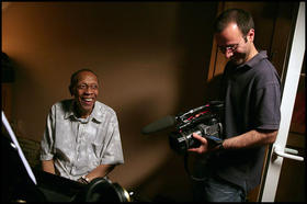 Bebo Valdés y Carlos Carcas durante el rodaje de 'Old Man Bebo'. (PEDRO PORTAL)