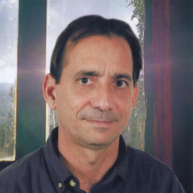 El escritor cubano Eric González Conde, residente en Costa Rica