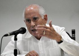 El profesor emerito Carmelo Mesa-Lago participa en una conferencia en La Habana. Carmelo Mesa-Lago