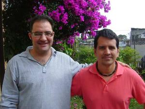 El politólogo Mahik Tahar (i.) y el historiador Armando Chaguaceda