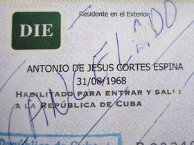El pasaporte cubano de Tony Cortés con el permiso de entrada a Cuba cancelado