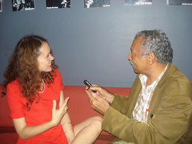La cantante y compositora Niuver Navarro con el periodista Carlos Olivares Baró