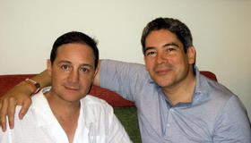 El showman y escritor Boris Izaguirre (dcha.), junto al entrevistador, Alberto Lauro. (LIEN CARRAZANA)