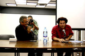 Norge Espinosa (dcha.) y Desiderio Navarro, durante la conferencia 'Las máscaras de la grisura', el 20 de enero de 2009 en el ICAIC. (OLP)