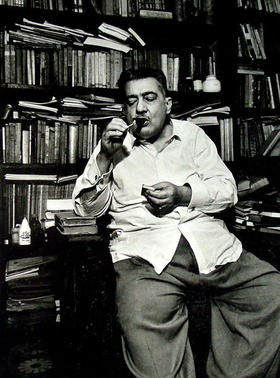 José Lezama Lima en su biblioteca