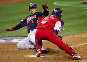 Nobuhiko Matsunaka y Ariel Pestano durante el juego entre Cuba y Japón