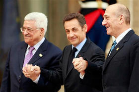 Abás, Sarkozy y Olmert (de izq. a dcha.), gobernantes de Palestina, Francia e Israel, durante la Cumbre del Mediterráneo, en París. (AP)