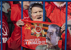 Una anciana rusa sostiene un retrato de Stalin durante una manifestación en favor de la anexión de Crimea, cerca de la Plaza Roja en Moscú, el 22 de marzo de 2014