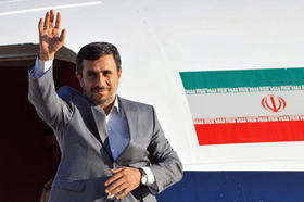 El presidente de Irán, Mahmud Ahmadineyad, se despide el jueves 12 de enero de 2012, en el aeropuerto José Martí de La Habana, al concluir una visita de un día a la Isla