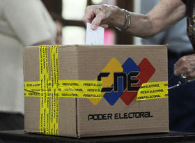 Una venezolana vota durante la elección presidencial