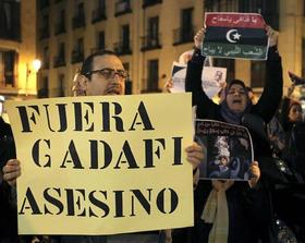 Vista de la concentración de protesta por la situación en Libia y contra el líder libio Muamar el Gadafi que tuvo lugar frente a la sede del Ministerio de Exteriores en Madrid, el 23 de febrero de 2011