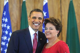 El presidente estadounidense, Barack Obama (i), y su homóloga de Brasil, Dilma Rousseff (d), posan durante una rueda de prensa conjunta en el Palacio de Planalto, el 19 de marzo de 2011