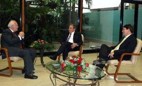 El canciller Miguel Ángel Moratinos, el presidente Raúl Castro y el ministro de Relaciones Exteriores cubano, Bruno Rodríguez, durante la última visita del alto funcionario español a La Habana