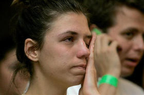 Opositores venezolanos tras el anuncio oficial de la victoria del 'sí', el 15 de febrero de 2009. (AP)