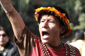 Un indígena protesta en Perú, el 11 de junio de 2009. (REUTERS)