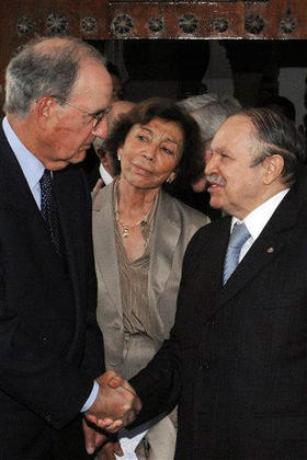 El presidente Bouteflika (dcha.), junto al enviado especial de EE UU para el Medio Oriente, George Mitchell, el 14 de abril de 2009 en Argel. (AP)