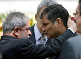 Los presidentes de Brasil, Luiz Inacio Lula Da Silva (izq.), y de ecuador, Rafael Correa. Cumbre de Unasur. Quito, Ecuador, 10 de agosto de 2009. (AP) 