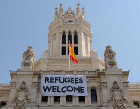 Pancarta en apoyo a los inmigrantes procedentes de Siria en el Ayuntamiento de Madrid en agosto de 2015