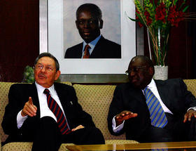 Raúl Castro (i), conversa con el primer ministro de Angola, Paulo Kassoma (d), en Luanda, Angola. en esta imagen de archivo de 2009. (Foto tomada de Martínoticias.)