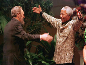 Fidel Castro y Nelson Mandela en esta foto de archivo