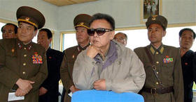 El líder norcoreano Kim Jong-Il (centro) observa un entrenamiento militar en un lugar no identificado de Corea del Norte. (AP)