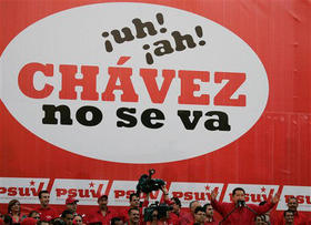 Tras perder algunos feudos en los comicios regionales, Hugo Chávez apuesta nuevamente por la reelección indefinida. (AP)