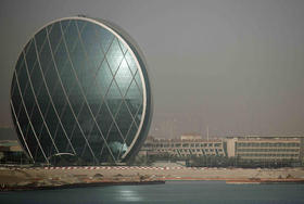 Edificio de la oficinas centrales de AlDar, en Abu Dhabi. Primer rascacielos circular del mundo (foto Alex Heny)