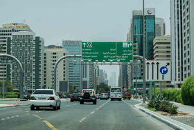 Calle del Abu Dhabi, en domingo, día laboral en Los Emiratos (foto Alex Heny)
