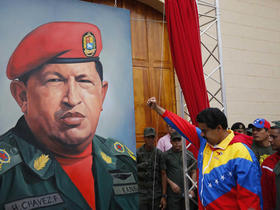 Nicolás Maduro ante una imagen de Hugo Chávez