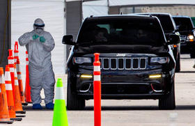 Un miembro de la Guardia Nacional toma muestras para pruebas de coronavirus en el Hard Rock Stadium, en Miami Gardens, Florida