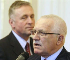 El presidente checo, Václav Klaus. Detrás, el primer ministro, Mirek Topolánek. Praga, República Checa, 26 de marzo de 2009. (AP)